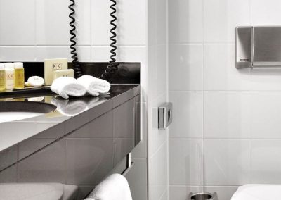 K+K Hotel George Kensington, London Classic Double Room Bathroom