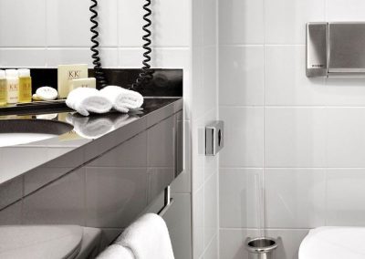 K+K Hotel George Kensington, London Classic Executive Twin Bathroom