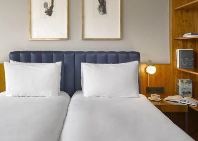 K+K Hotel George Kensington London Zimmer mit King Bett