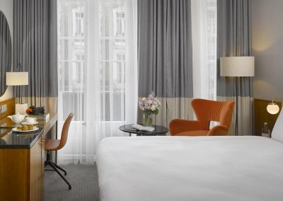 K+K Hotel George Kensington London Zimmer mit King Bett