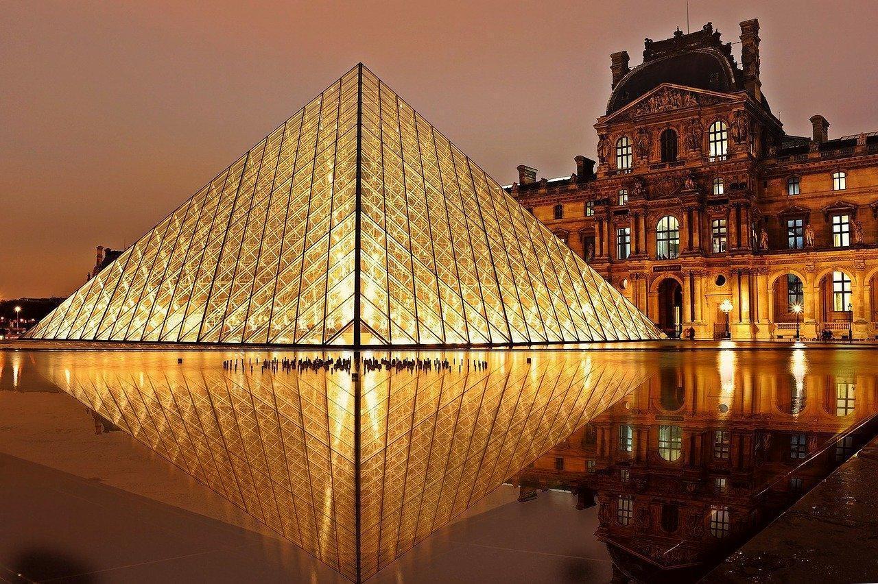 Le Louvre at Night Le Louvre at Night