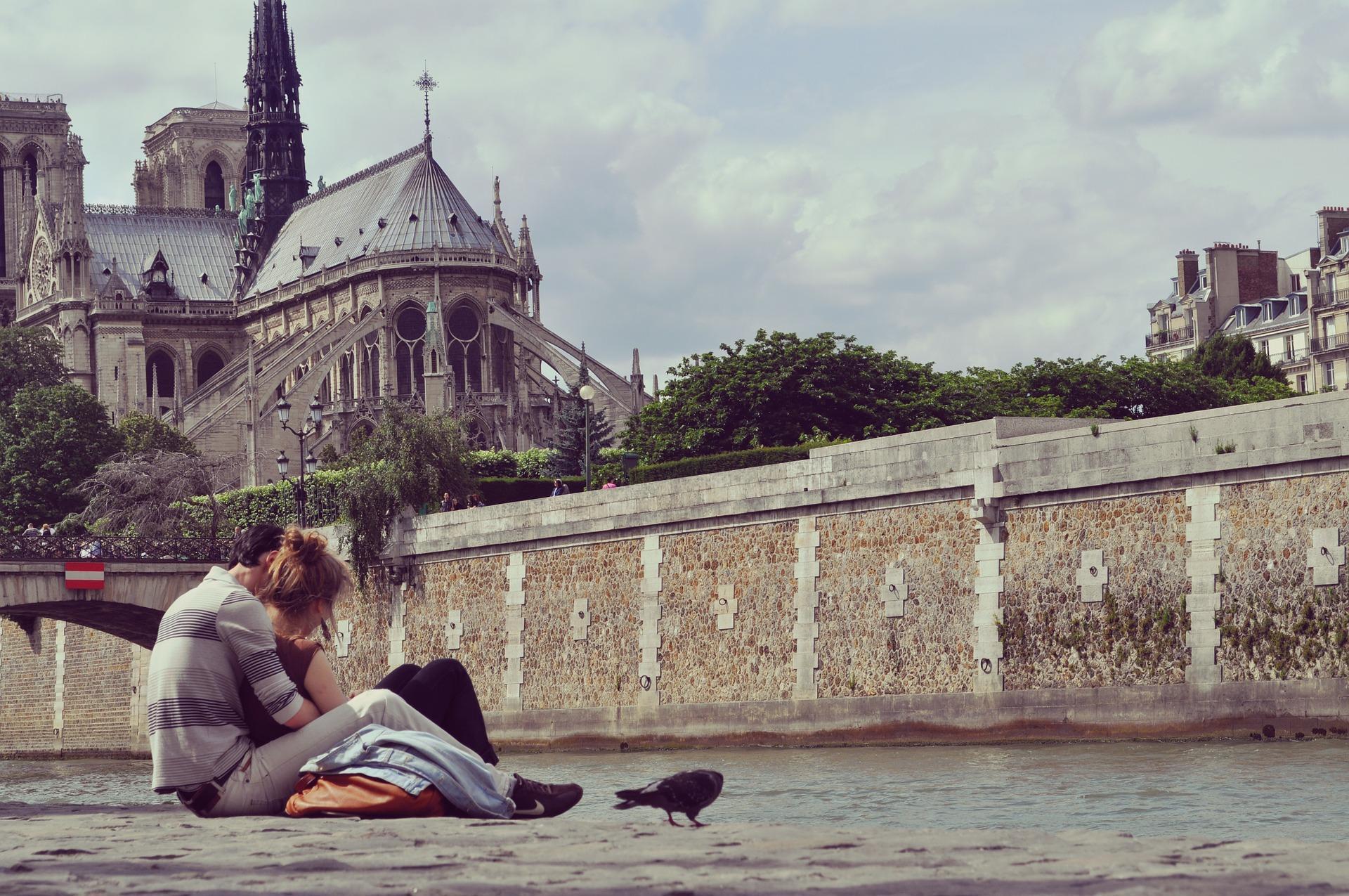 Romantic places in paris Couple in paris