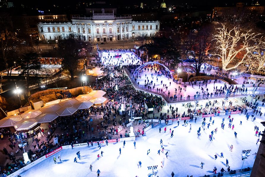 wiener-eistraum-am-rathausplatz-eroeffnung-2019-eisflaechen-burgtheater-weihnachtsbeleuchtung
